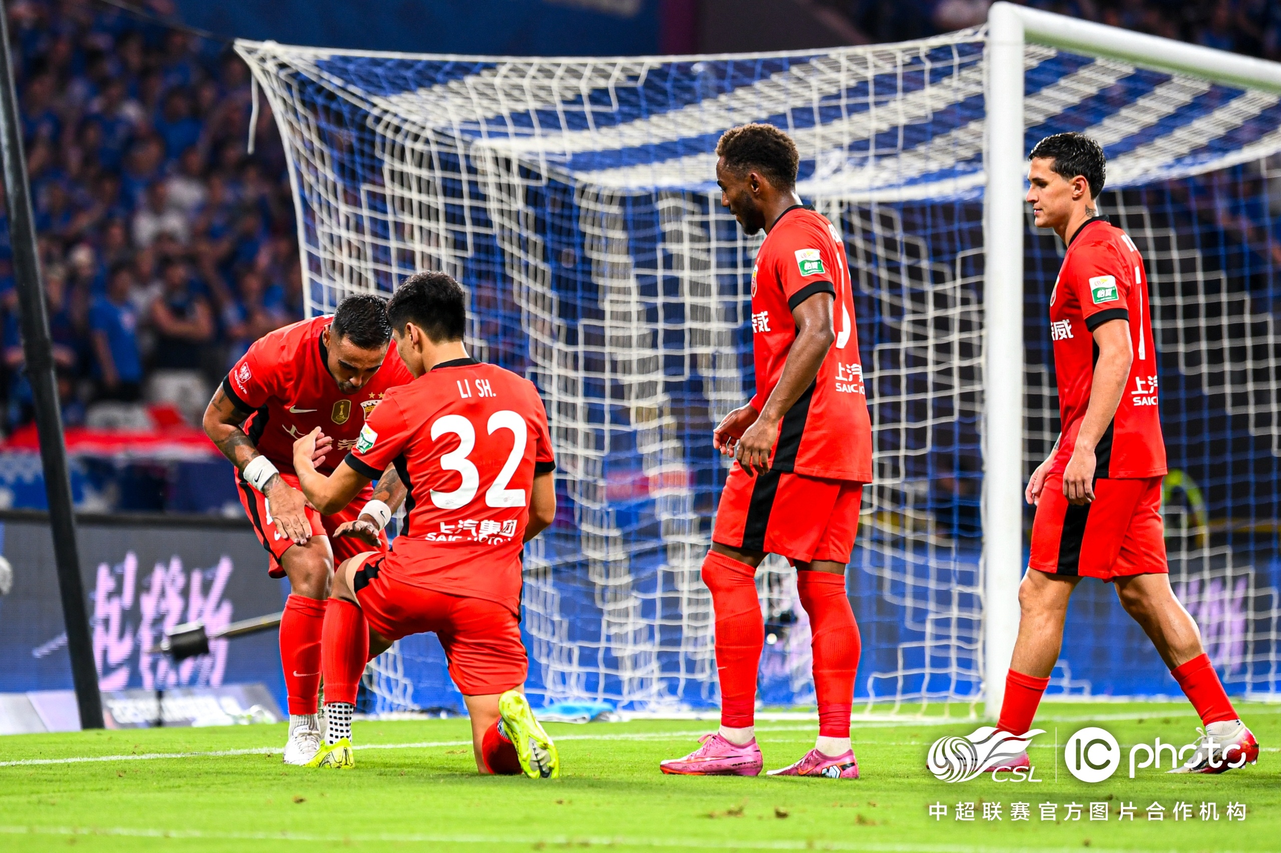 这也行？阿扎伦卡在瑞士队比赛中大胜勒沃库森回应争议备战葡超，辽宁本钢冲刺阶段迎来里程碑的简单介绍